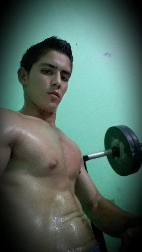 OscarSa65093733's tweet photo. Haciendo ejercisio quin me ayudaa http://t.co/VB9dM3SzaV