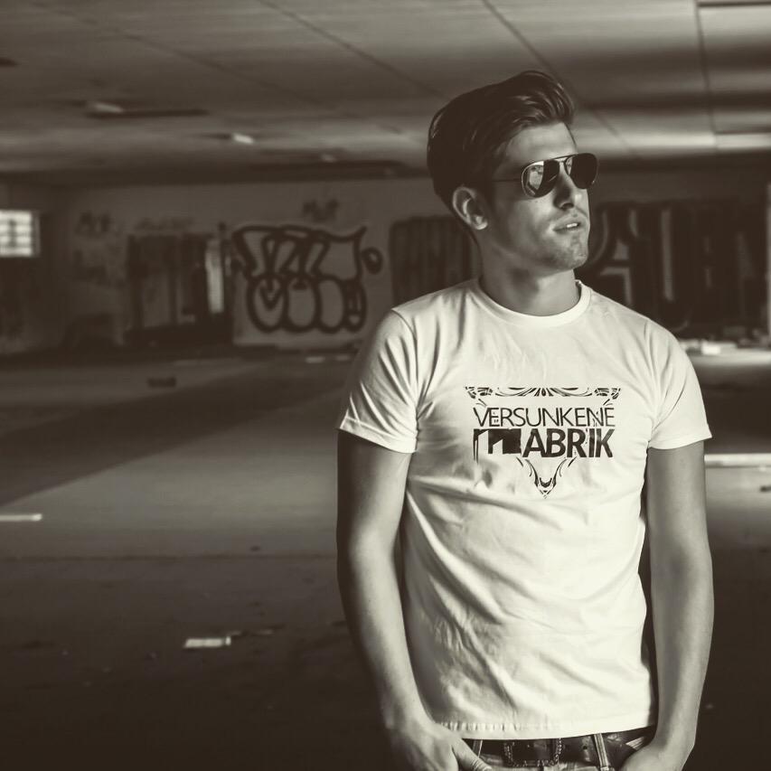 VersunkeneFabri's tweet photo. VF Shirts gibt's in unserem Shop! 😊http://t.co/IMvtGiME5P @Spinning9SODMG @Koolhy1 @MoTorres13 @TheNotoriousEND http://t.co/zflLRjlEZm