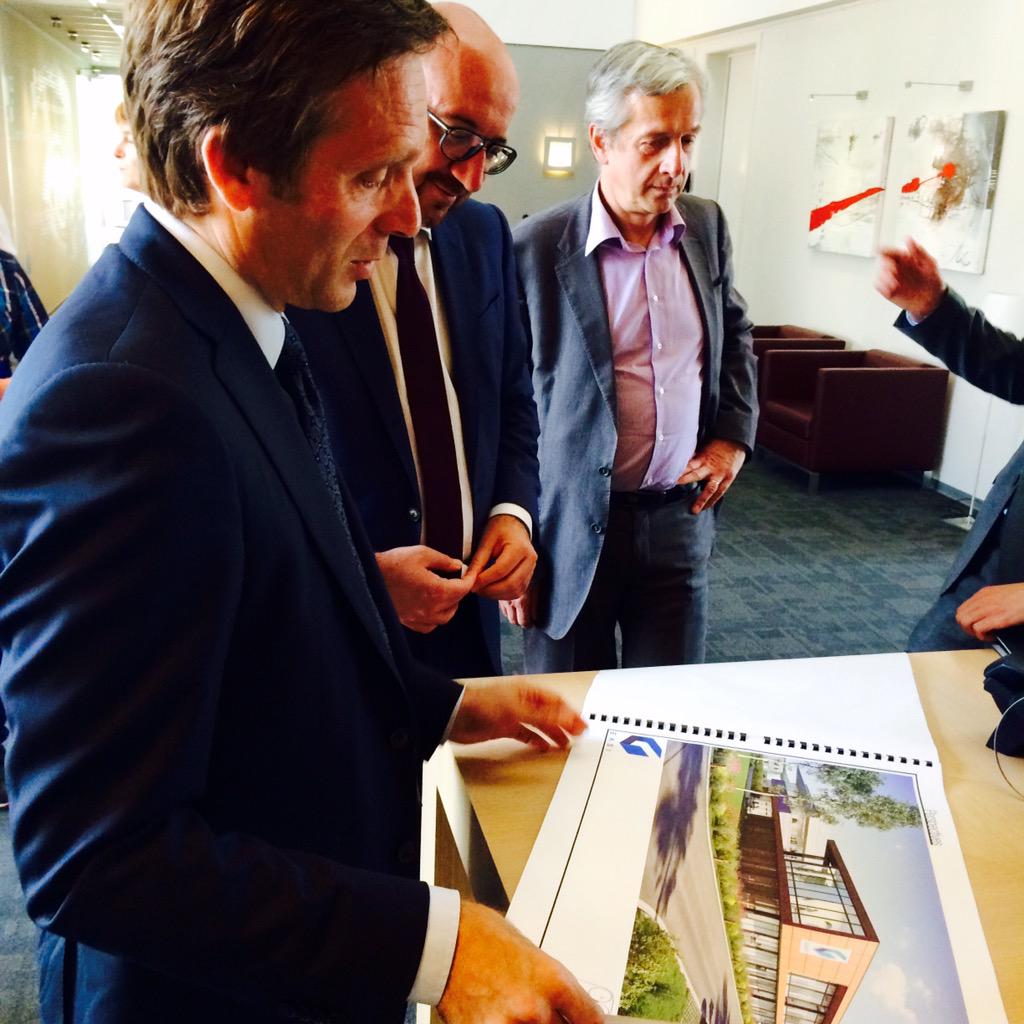CharlesMichel's tweet photo. Visite de @easi_net fleuron de l'innovation technologique. Le dvlpt eco passe notamment par le numérique #begov http://t.co/79ivsf0Icd
