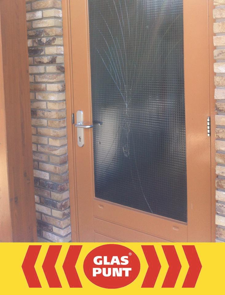 Dat dit geen fraai gezicht is mag duidelijk zijn. Wij vervingen de ruit dus meteen!#glas #glaszetter