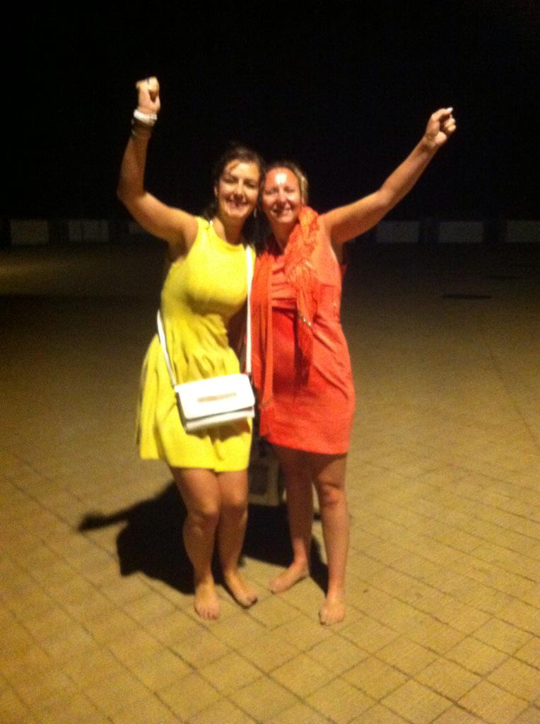 vandaelesarah's tweet photo. Nachtelijk zwempartij'tje๐๐moet kunnen! @EvelyneVernimm2 #havingfunwithbodysolsun http://t.co/rM6DbC2KYs