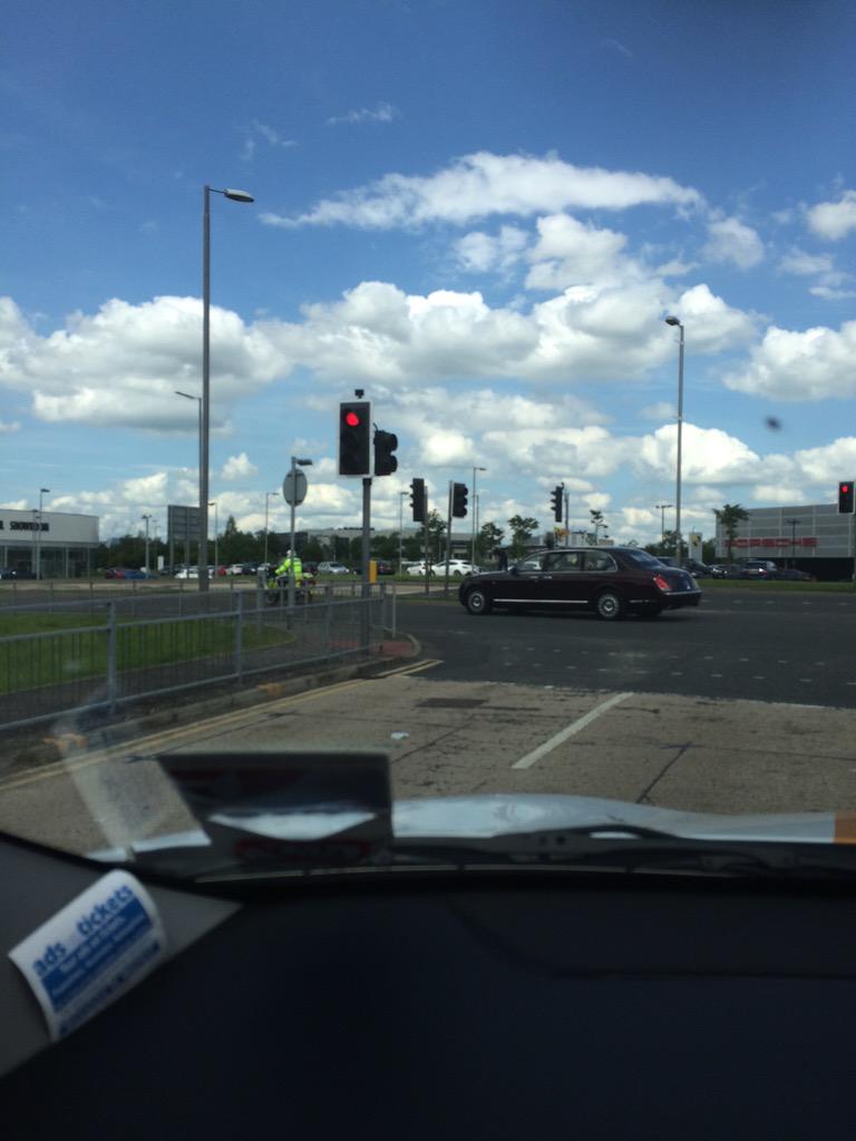 CasCasG's tweet photo. The queen is driving through Braehead!!! http://t.co/3jTZwaMQlg