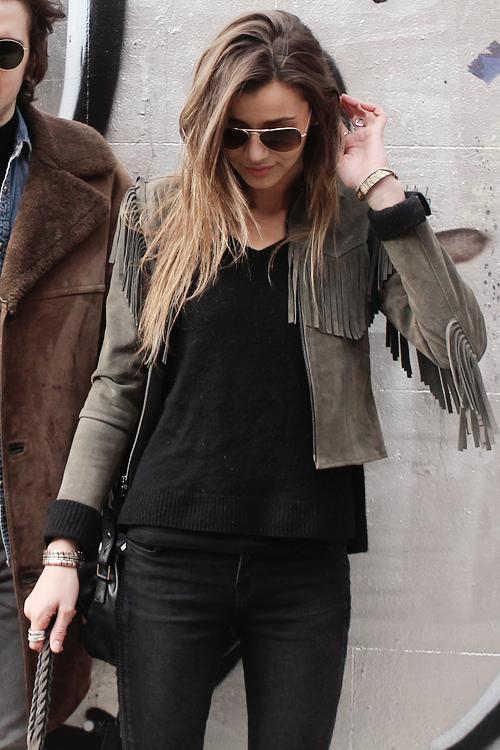 VictorieRay's tweet image. "Tal vez nada de lo que conocemos sea lo normal, tal vez todo sea extraño "