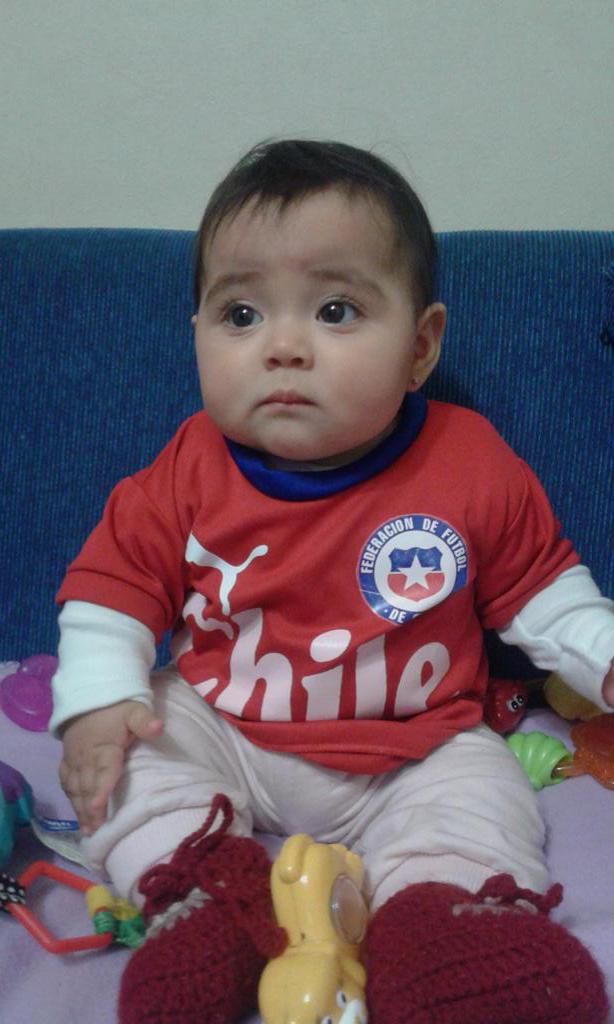 FannyAlvarez2's tweet photo. #ConTodaLaFeEnLaRojaMG mi bebe a lista apoyando a chile http://t.co/NbPPaecNou