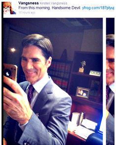 Happy 53th Birthday Thomas Gibson <3 For one day, please Hotch, smile. jajaja 