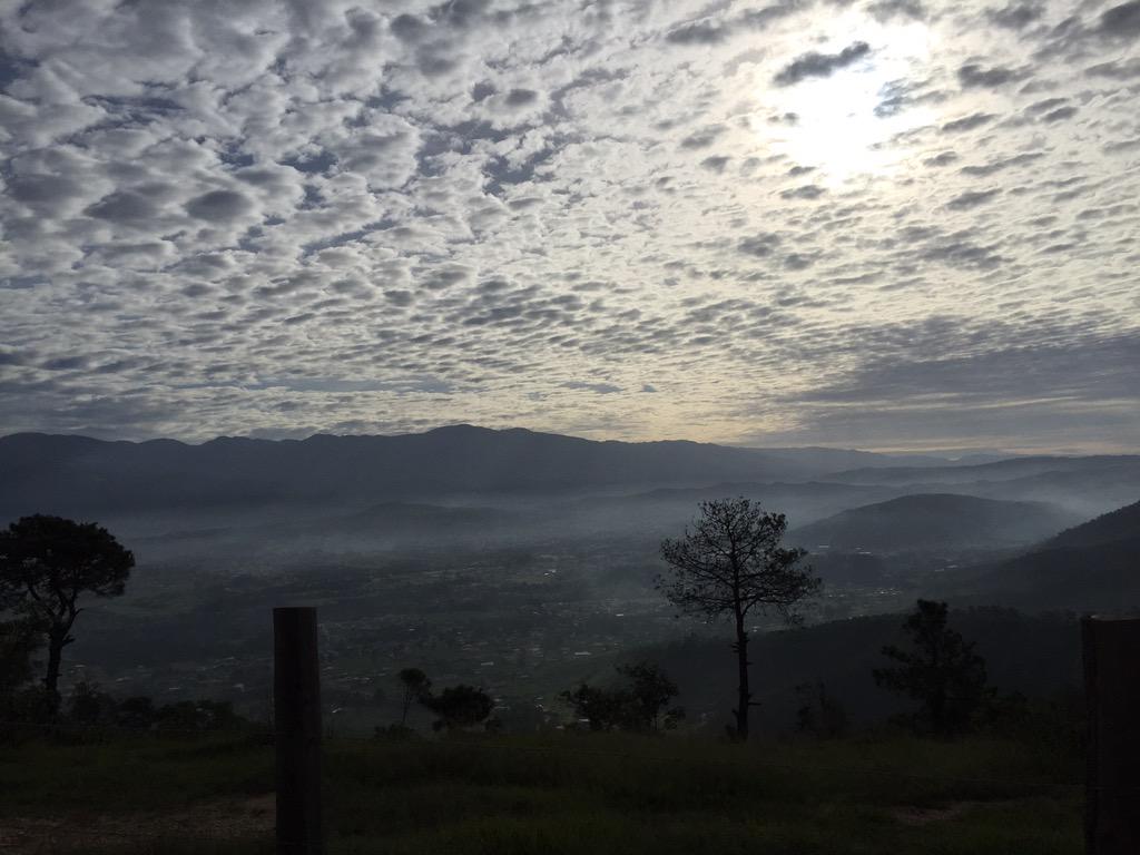 prensa_libre's tweet photo. #QuéBuenoEsMiPaís | Un hermoso amanecer en el departamento de #Huehuetenango. Foto de @kpiruxovengador http://t.co/D3zuBgR2i0