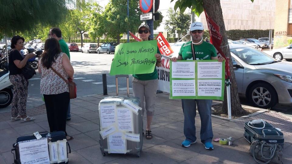 lorenaortizm's tweet photo. CONCENTRACIONES PERMANENTES CONTRA EL DESPIDO DE PTFP EN CONSEJERÍA DE EDUCACIÓN DESDE HOY #vamosaparardespidosfp http://t.co/PdmkaPy48J