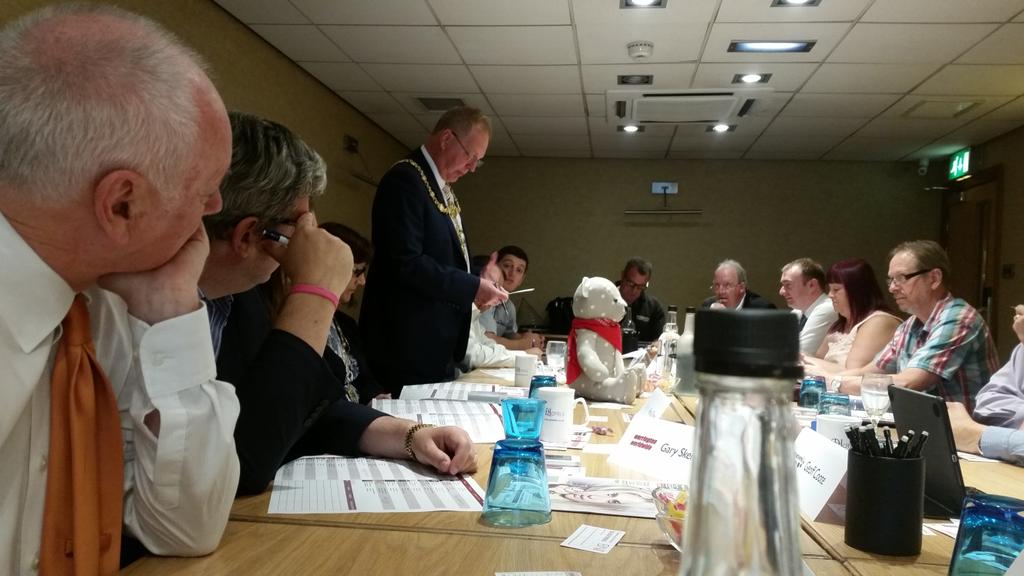 SixJohnson's tweet photo. The Mayor of Warrington doing his 60 seconds. No one dared to hit the bell!?! http://t.co/JopT2hOHae