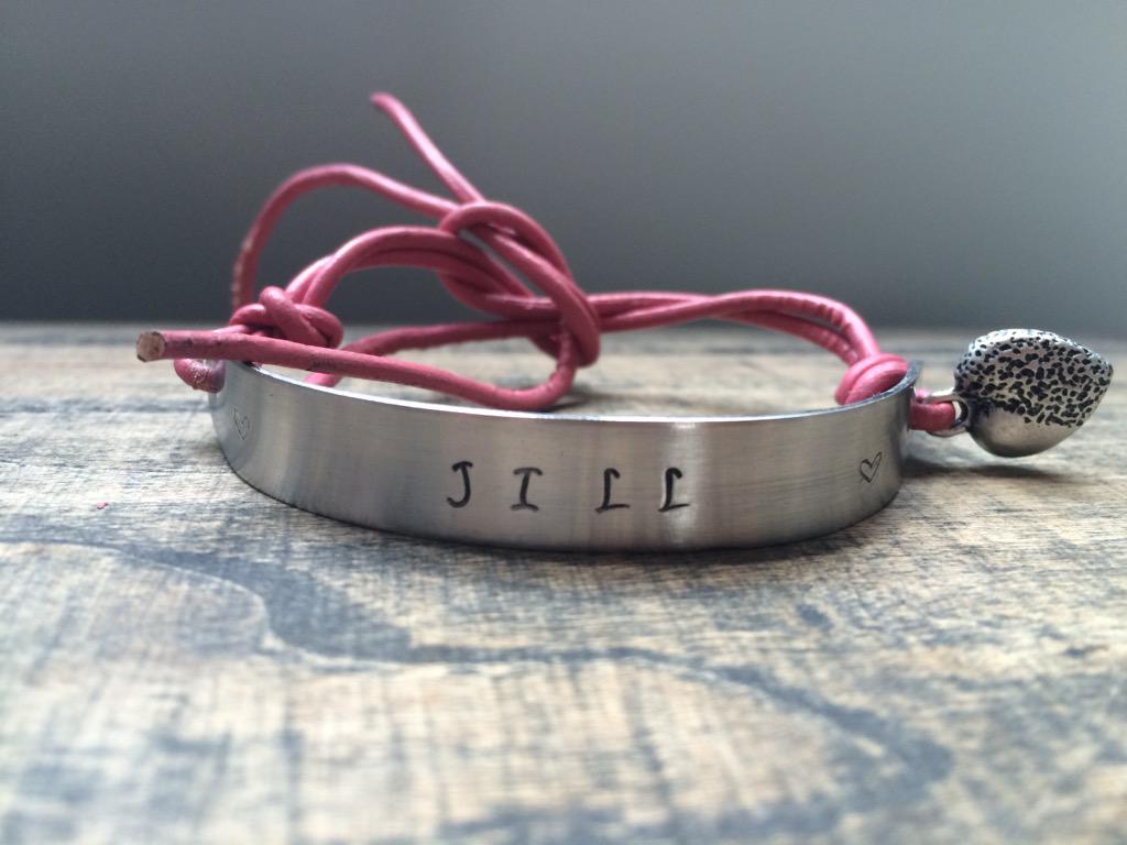 Nieuwste ontwerp armband! Met gekleurde veter en bedel!