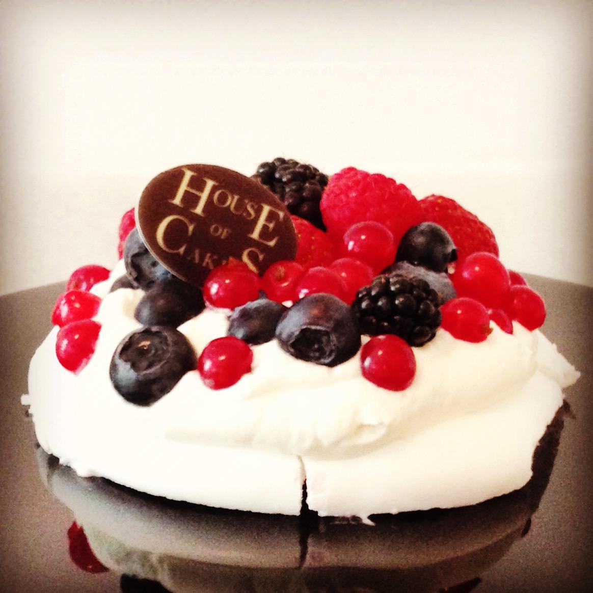 houseofcakesde's tweet photo. #Pavlova with #berries: @houseofcakesde #berlin #cake #glutenfree  #foodporn #delicious #treat #wedding #birthday http://t.co/XP3lctNM6S