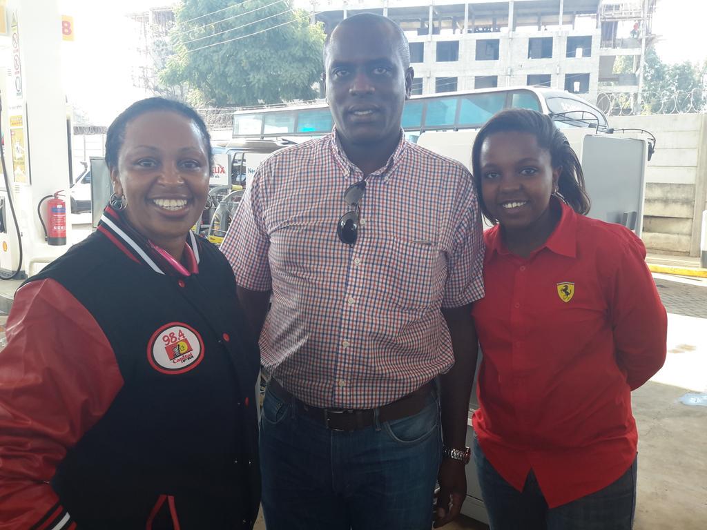 984inthemorning's tweet photo. Mr Muchai just got himself free fuel courtesy of @vivoenergykenya @lovemotorske. #ShellGoesFurther http://t.co/N9IxHEqxZX