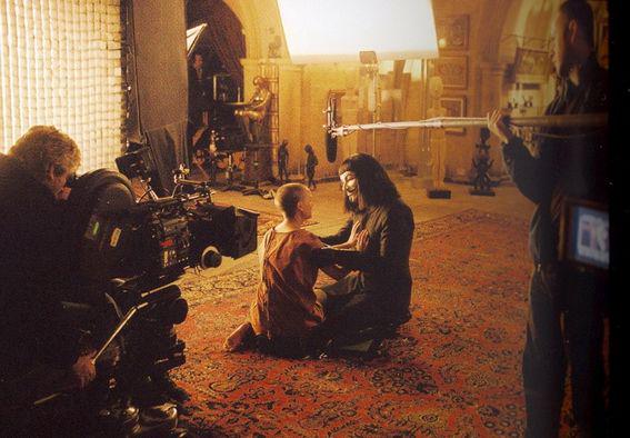 The FilmMaker on X: V for Vendetta. Behind the scenes. Natalie Portman & Hugo  Weaving  / X