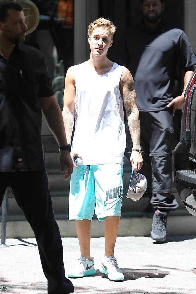 JustinTeamITA's tweet photo. 22 Giugno: Justin Bieber al negozio  Nike a Beverly Hills, California. #4 http://t.co/BzXaGxElF1