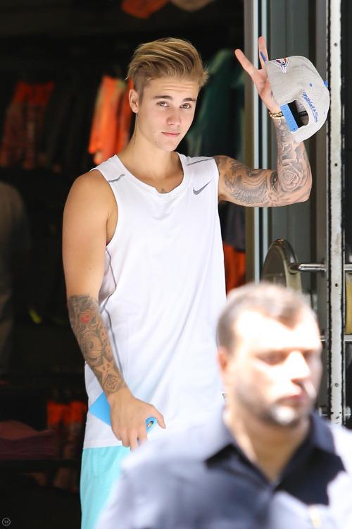JustinTeamITA's tweet photo. 22 Giugno: Justin Bieber al negozio  Nike a Beverly Hills, California. #3 http://t.co/hRu9PaNKnX