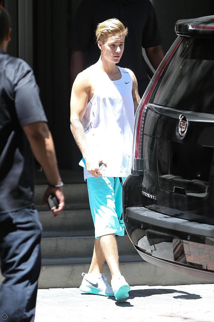 JustinTeamITA's tweet photo. 22 Giugno: Justin Bieber al negozio  Nike a Beverly Hills, California. #3 http://t.co/hRu9PaNKnX