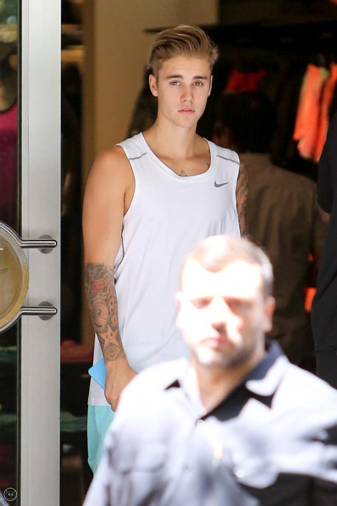 JustinTeamITA's tweet photo. 22 Giugno: Justin Bieber al negozio  Nike a Beverly Hills, California. #3 http://t.co/hRu9PaNKnX