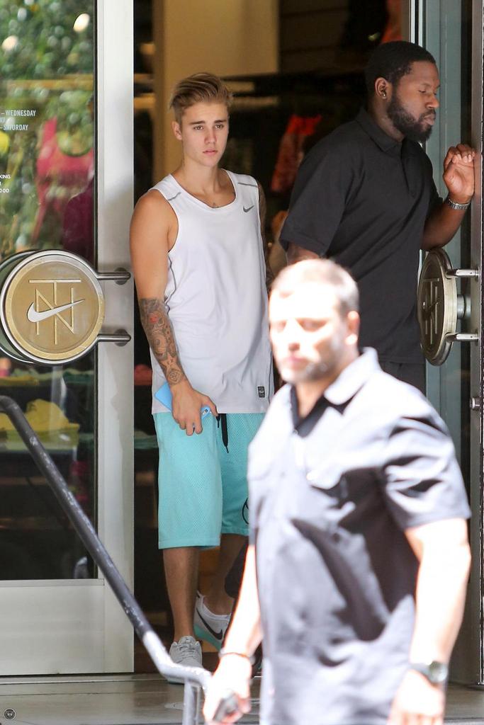 JustinTeamITA's tweet photo. 22 Giugno: Justin Bieber al negozio  Nike a Beverly Hills, California. #5 http://t.co/ED9Dg2LN4o