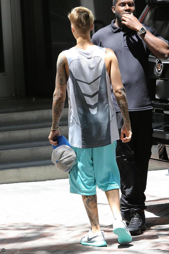 JustinTeamITA's tweet photo. 22 Giugno: Justin Bieber al negozio  Nike a Beverly Hills, California. #5 http://t.co/ED9Dg2LN4o