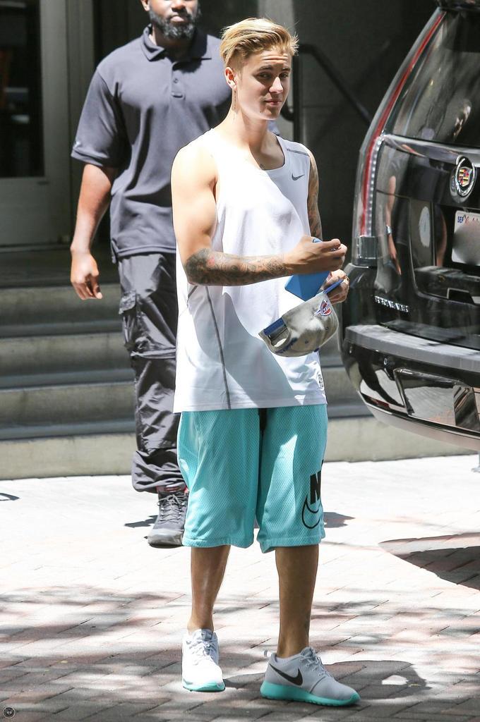 JustinTeamITA's tweet photo. 22 Giugno: Justin Bieber al negozio  Nike a Beverly Hills, California. #6 http://t.co/UWfjtOOuHl