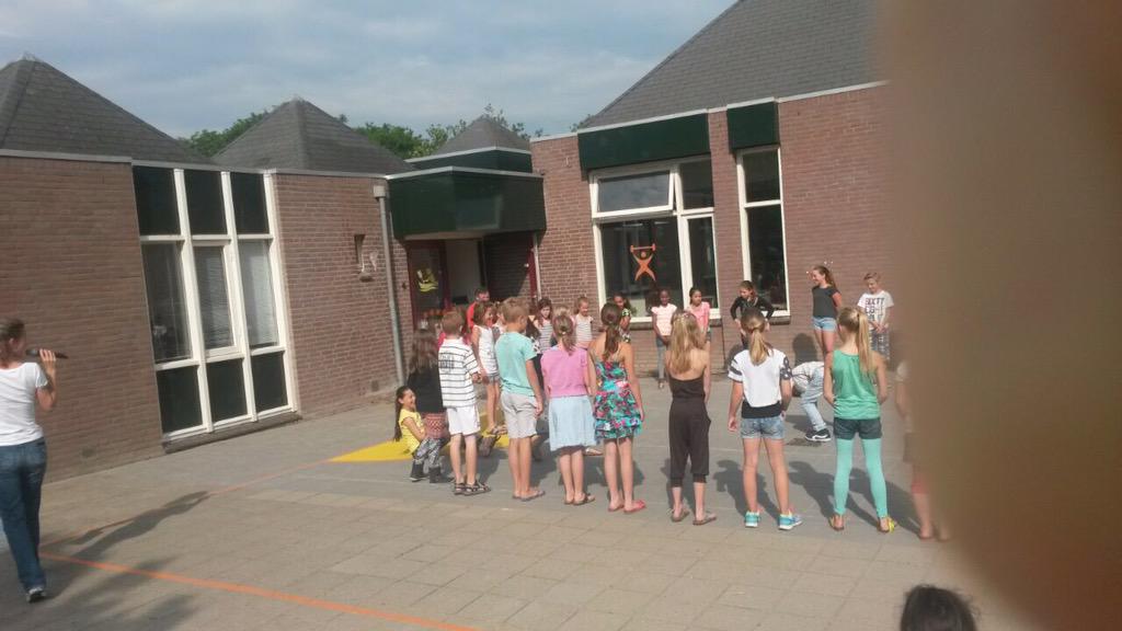 We zijn op de Klimroos aan t oefenen voor onze gezamenlijke dansvoorstelling <a href="/BsHetstartblok/">bsHetstartblok</a> <a href="/het_element/">Het Element</a>