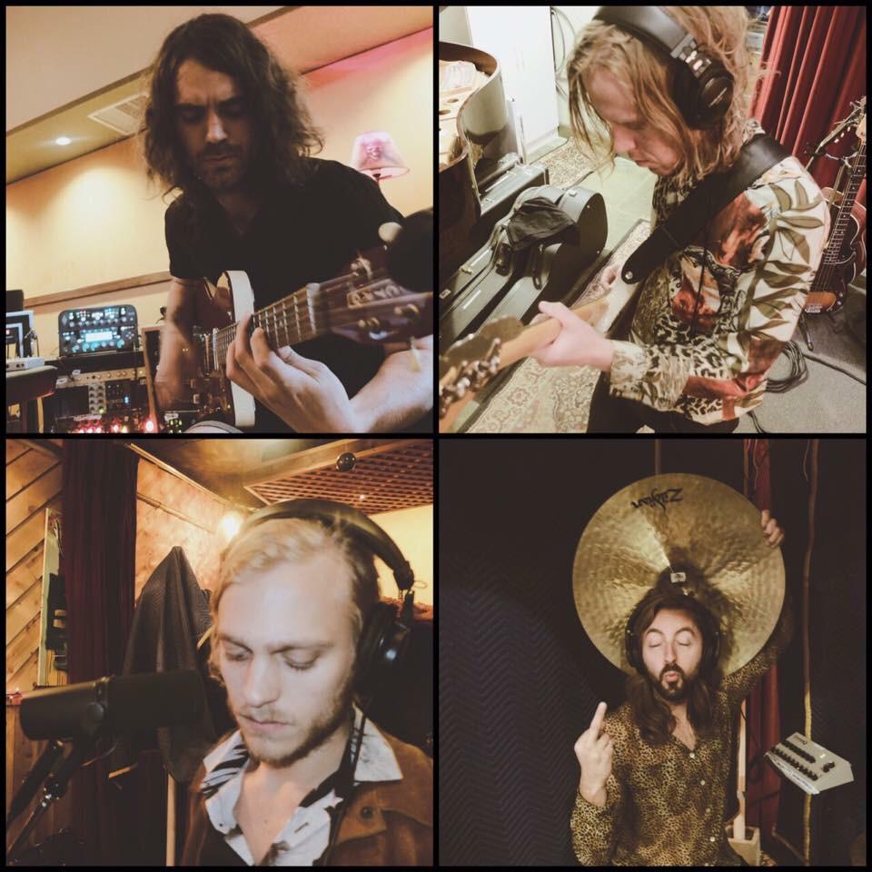 VirginiaDiazR3's tweet photo. .@Yeasayer, @vampireweekend, @MiniMansions y @theroyalconcept Vs @elyelladjs, entre otros, hoy en #180GradosPropone 😎 http://t.co/49jXgBAzXG