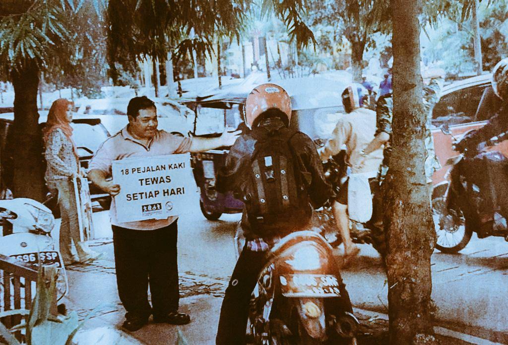 via @hero_bandung: <a href="/Satpolppbdg/">Satpol PP Kota Bandung</a> <a href="/trotoarian/">Koalisi Pejalan Kaki</a> <a href="/tmc_restabesbdg/">TMC SATLANTAS POLRESTABES BDG</a> <a href="/ridwankamil/">Ridwan Kamil</a>