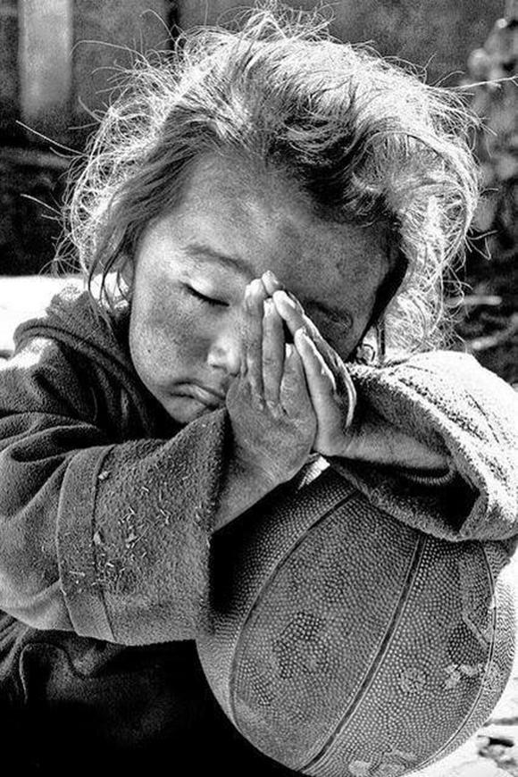 Ekmeğini çalıyorlar,sonra sana ondan bir parça veriyorlar.Sonra cömertliklerinden dolayı teşekkür etmeni istiyorlar