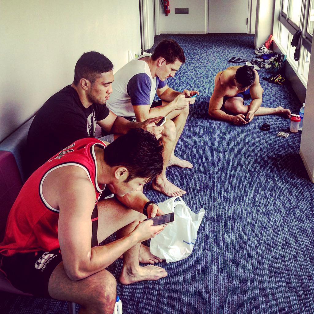 Yosh_10's tweet photo. Anti social... #InternationalProblem #iPhoneholic http://t.co/5MYtlLBdWM