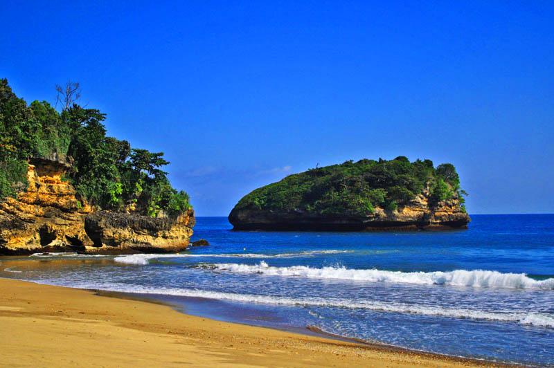 islandnesia's tweet photo. Beautiful combination of soft sandy beach, waves and blue water sea at Sendang Biru Beach, Malang #beach #islandnesia http://t.co/pQAfEt5BPV