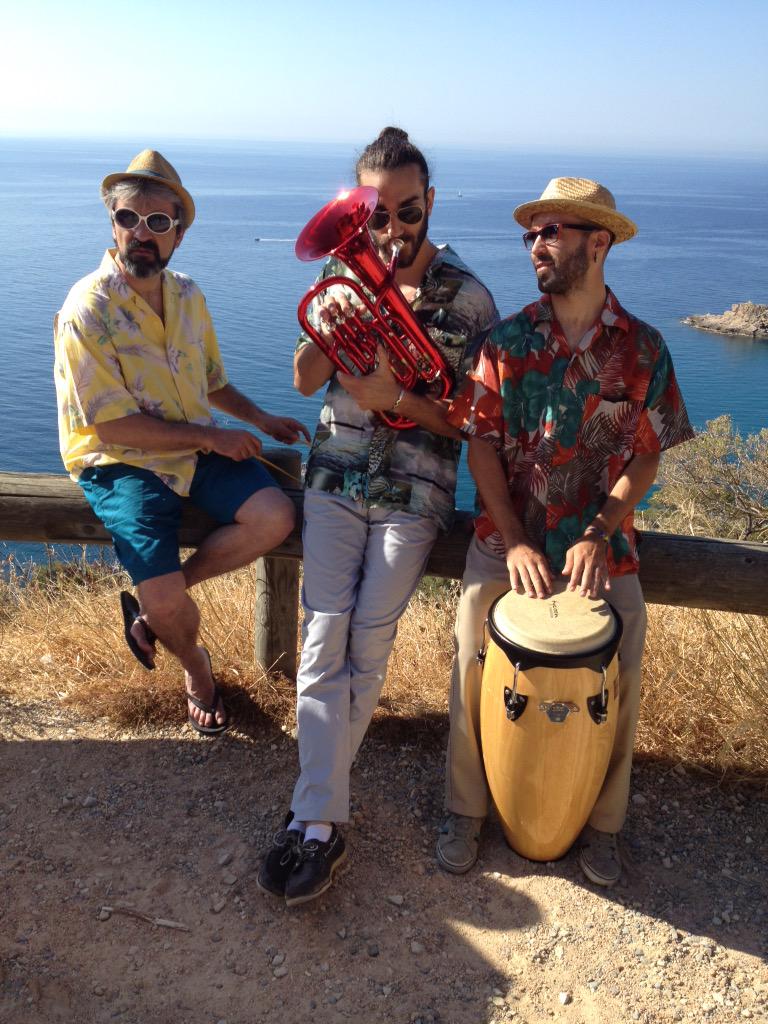Lalo_Lopez76's tweet photo. 10:02AM/ #FTMvideo el trío mocotó de @FTonyManero matando el rato con sonidos tropicales. #Elcineesuncoñazo http://t.co/wNznMSI6vx
