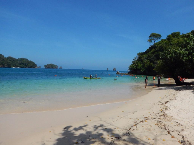 islandnesia's tweet photo. Tiga Warna Beach, favorite recreational spot around Sendang Biru Beach, Malang #beach #travel #islandnesia http://t.co/gD8Q7NYsqW