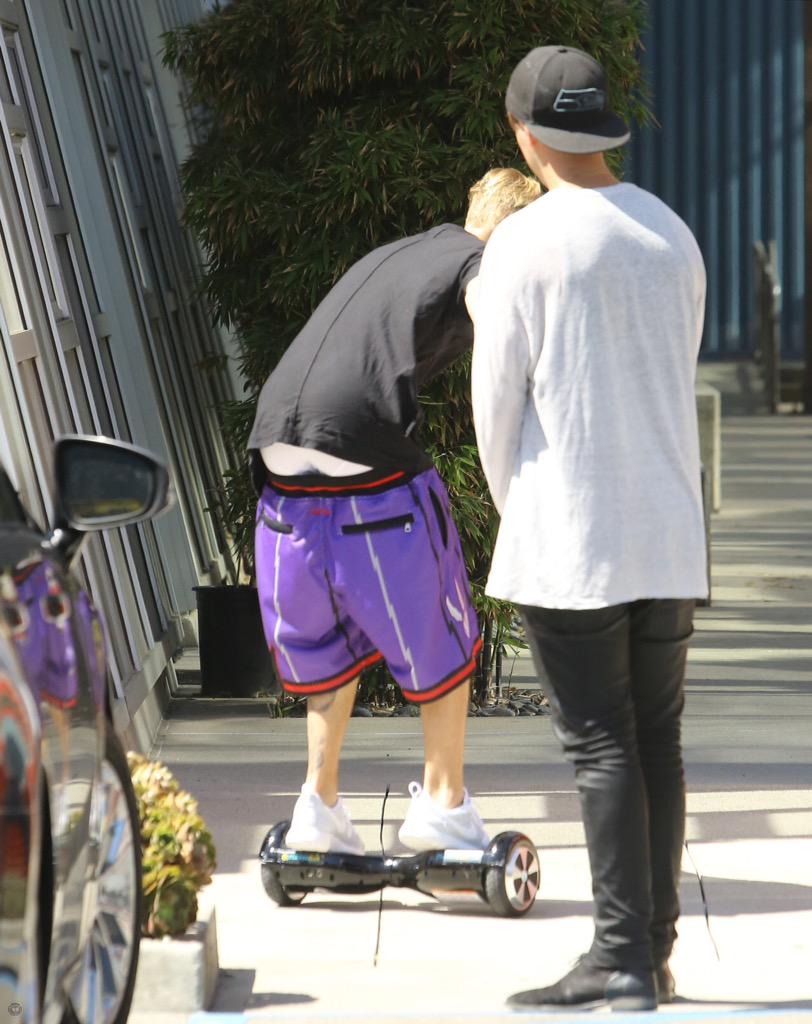 JustinTeamITA's tweet photo. 25 Giugno: Justin in giro con gli amici a LA. http://t.co/6RQZLLvVgz