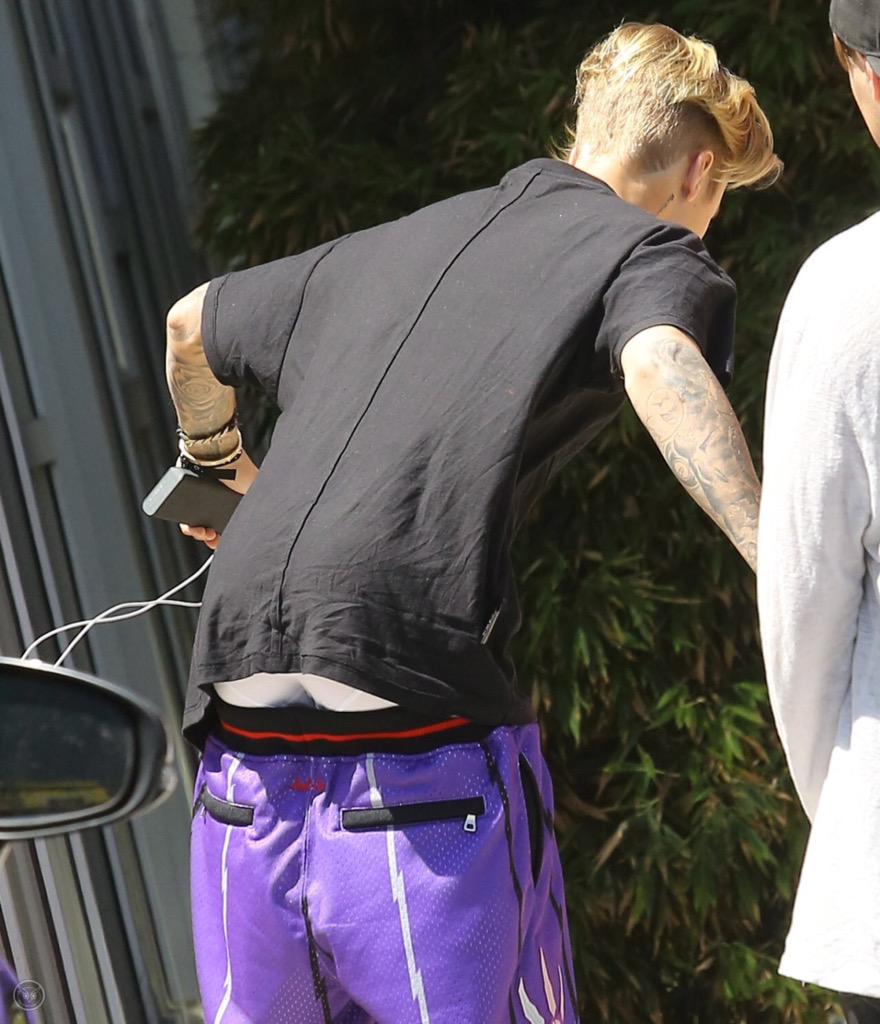JustinTeamITA's tweet photo. 25 Giugno: Justin in giro con gli amici a LA. #2 ( good ass @justinbieber ) http://t.co/PpH1GijJDS