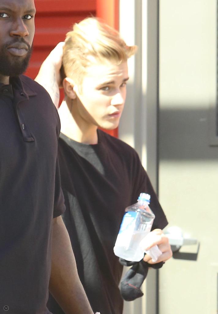 JustinTeamITA's tweet photo. 25 Giugno: Justin Bieber fuori allo studio a Los Angeles, California. http://t.co/K9GIwKqSP2