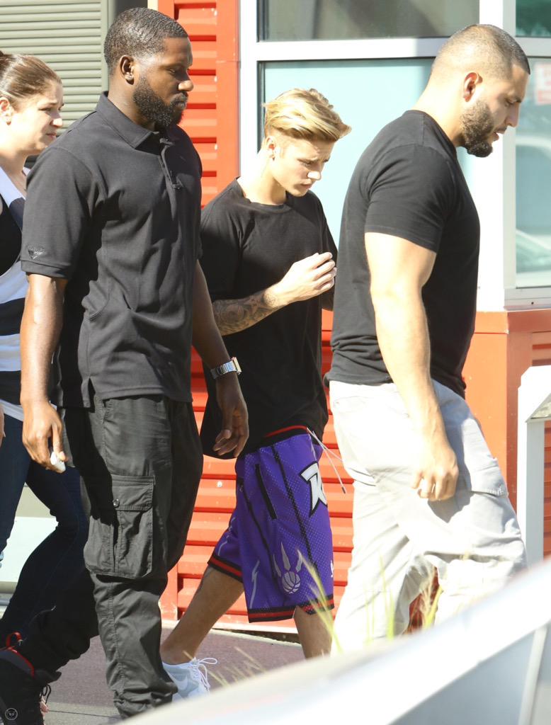 JustinTeamITA's tweet photo. 25 Giugno: Justin Bieber fuori allo studio a Los Angeles, California. #5 http://t.co/UPP56MZ7KP