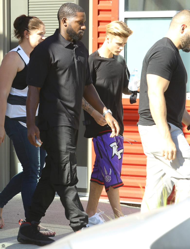 JustinTeamITA's tweet photo. 25 Giugno: Justin Bieber fuori allo studio a Los Angeles, California. #5 http://t.co/UPP56MZ7KP