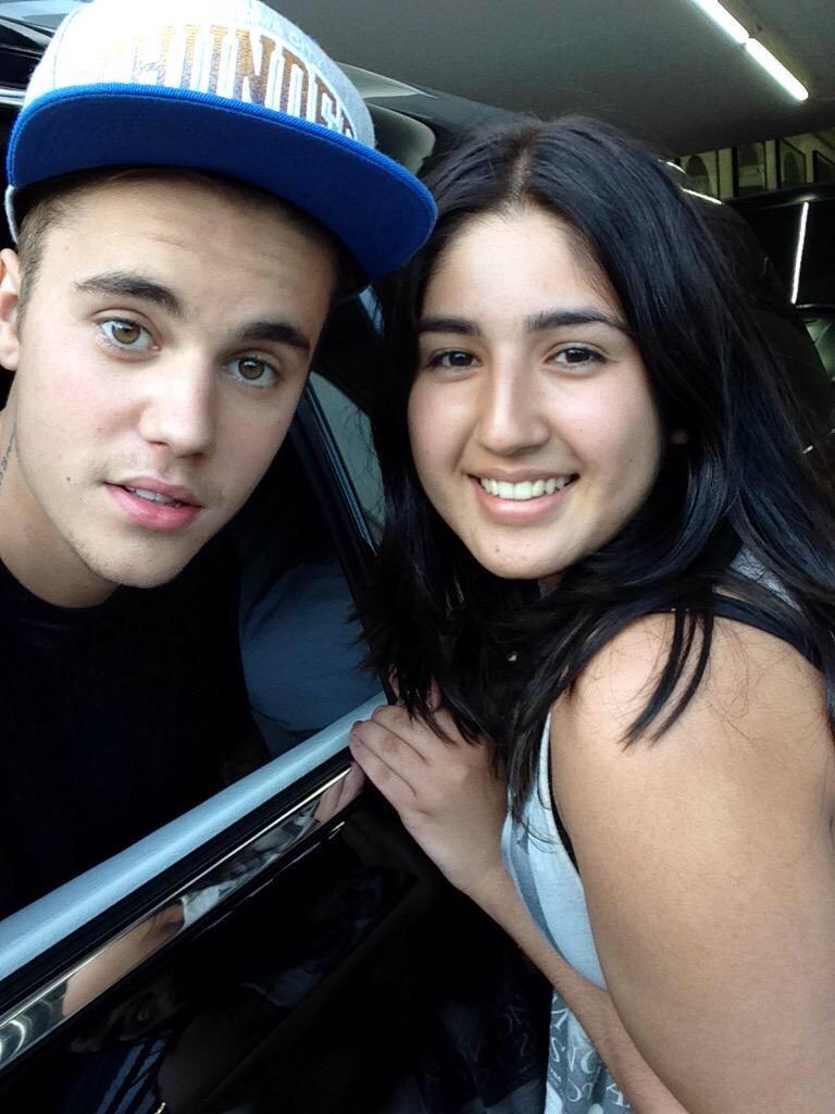 JustinTeamITA's tweet photo. 25 Giugno: Justin Bieber con una fan  a Los Angeles, California. http://t.co/B3WazISEKJ