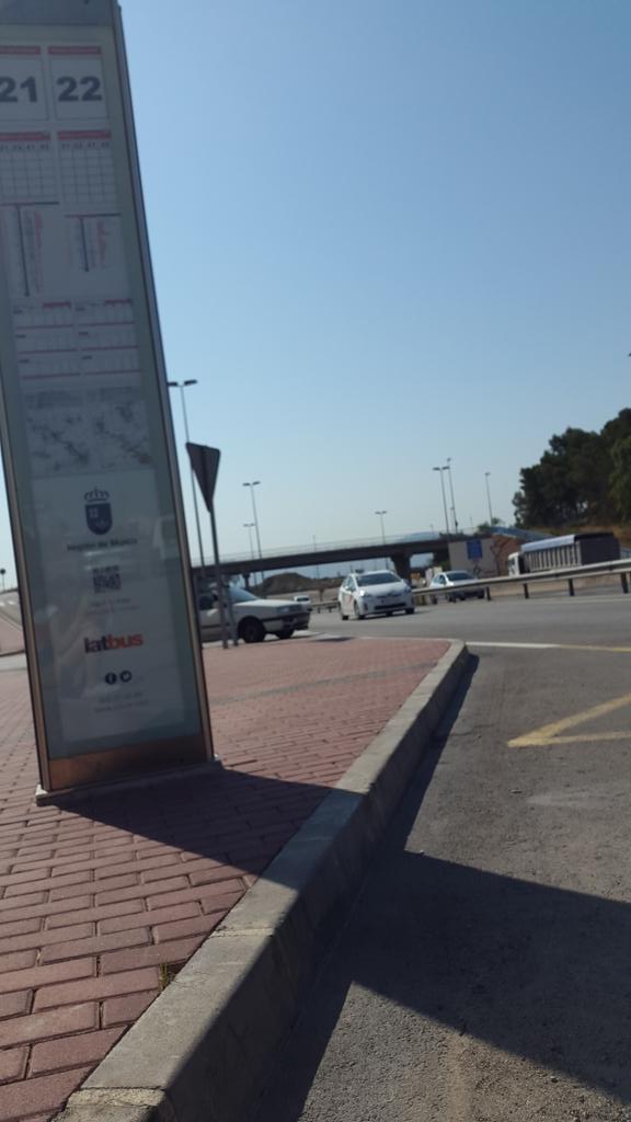 MrsHayren's tweet photo. Cuándo pensáis hacer una maldita parada de bus decente con sombra?  @AutobusesLAT http://t.co/kGuBN0cwVG