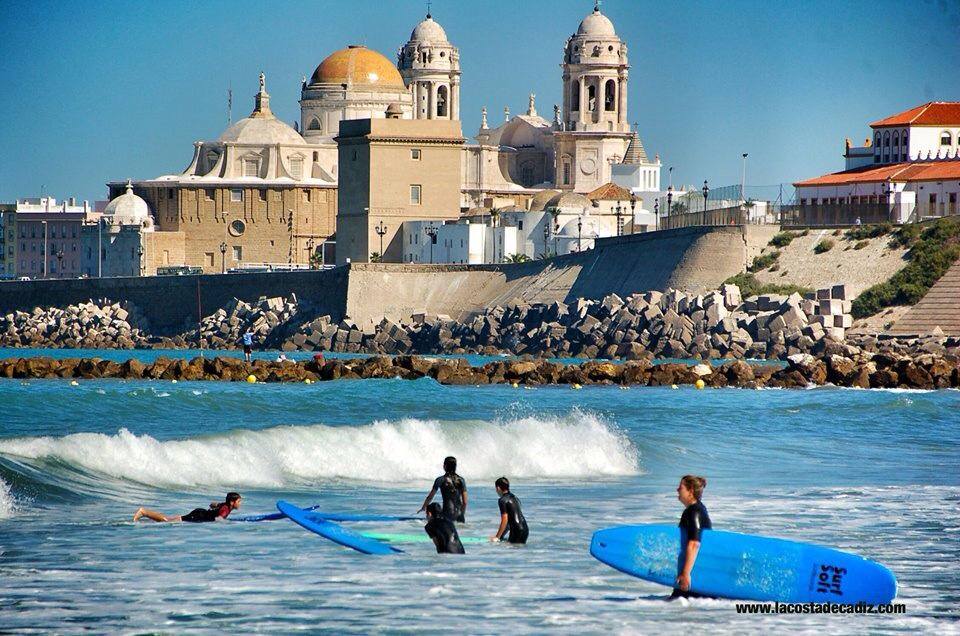 Carnavalea_es's tweet photo. ¡Buenos días! Amanece un día precioso, excelente para celebrar la alegría de vivirlo en #cadiz :)) http://t.co/N9JXxwisiE