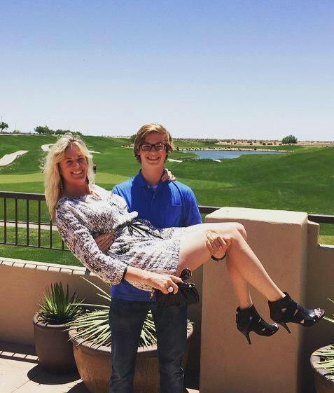 arizonamilfs's tweet photo. @camcybe mom Jane cebrynski from Scottsdale Is a cute ass with style🔥🔥 http://t.co/Uf8njPtMqF