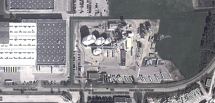 Le_NouvelObs's tweet photo. ALERTE INFO Attentat dans une usine en Isère, un homme décapité Suivez la situation en direct http://t.co/ctI5fqduyu http://t.co/wCchsBtQyN