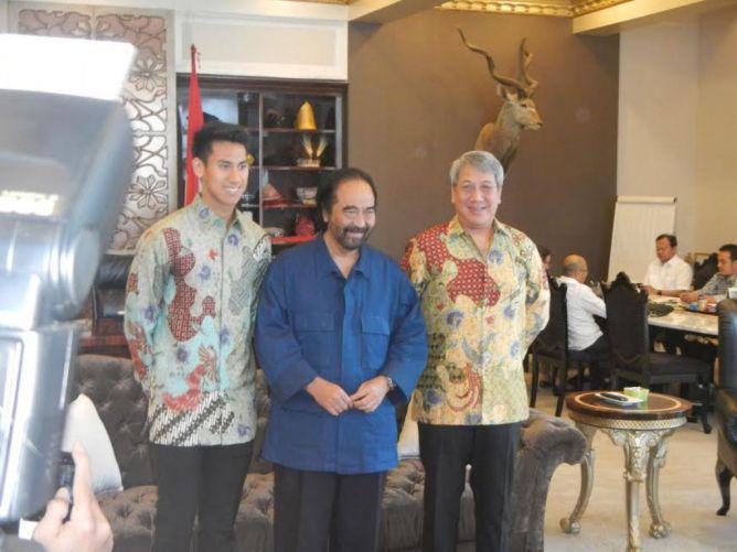 Metro_TV's tweet photo. Surya Paloh Dukung Penuh Karier Sean Gelael http://t.co/9SJlQwZ6e0 http://t.co/9b5J4XfIbc