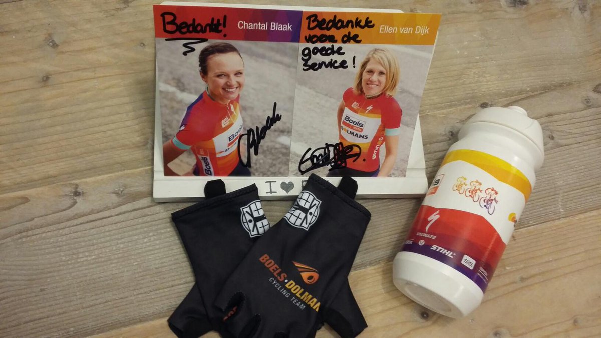 Persoonlijk afgegeven en gesigneerd door de dames. Geweldig! <a href="/ellenvdijk/">Ellen van Dijk</a> <a href="/Blaaki/">Taz</a> <a href="/NKwielerweken/">NK Wielerweken</a>