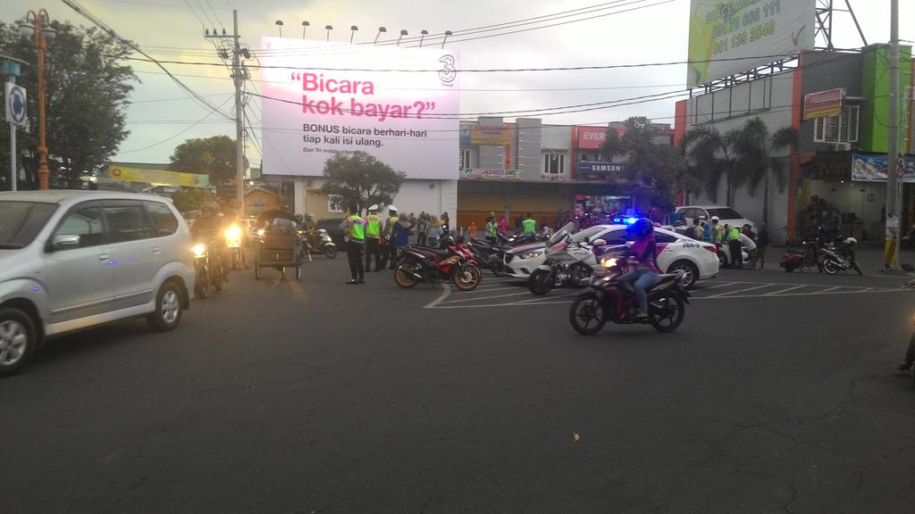 Harusnya emang gini... ga waktu mendekati lebaran aja... merata tanpa terkecuali... <a href="/Sabilulalif9696/">SABILUL ALIF</a> <a href="/PolresJember/">Polres Jember</a>