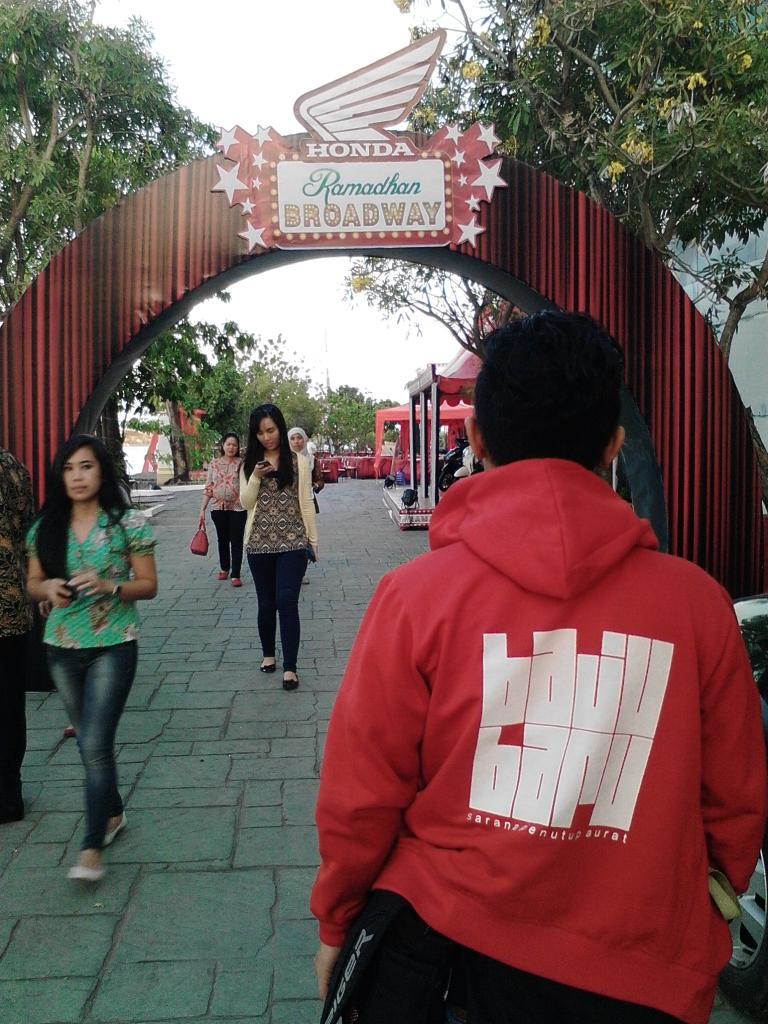 Honda Ramadhan Broadway at Lakeside GTC Makassar, Pas buat ngebuburit sambil nonton live musik.. Mat berbuka puasa :)