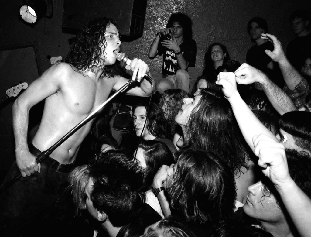 looknCAfeelnMN's tweet photo. @metalfabgirl@soundgarden@chriscornell 19MAR90,17JAN13, 04AUG14find me in the crowd! http://t.co/umQgB09m0o