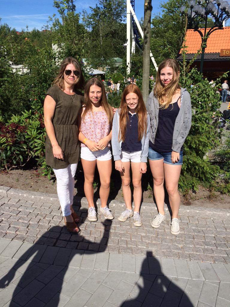 Fyra glada ungdomar på Liseberg!