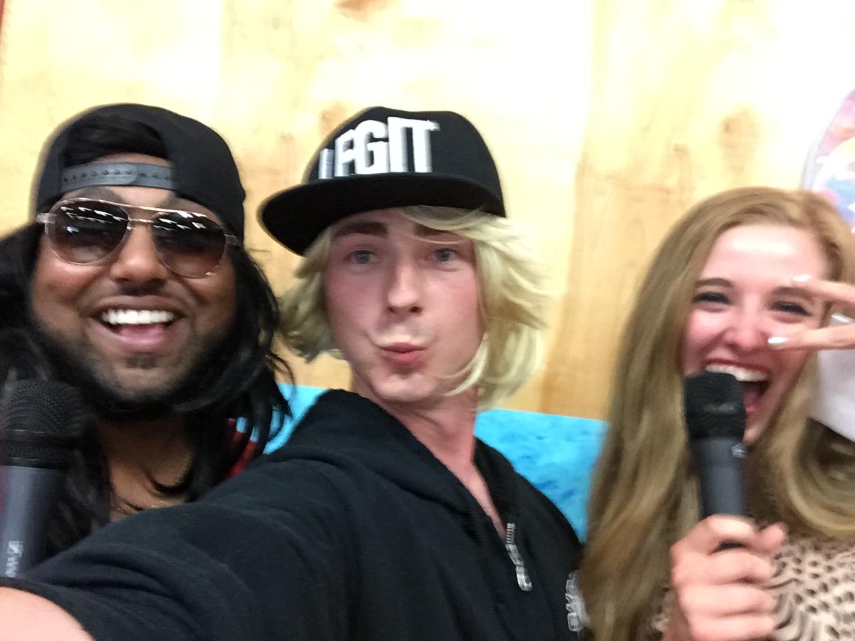 The ladies of Shoreline put on a good show😉 <a href="/ShorelineSTORM/">ShorelineSTORM</a> <a href="/NNaughton61/">Nadine Naughton</a> @A_Chumber <a href="/madameoreilly/">Tamara O'Reilly</a> <a href="/hilarybs/">Hilary Braid-Skolski</a> #selfie