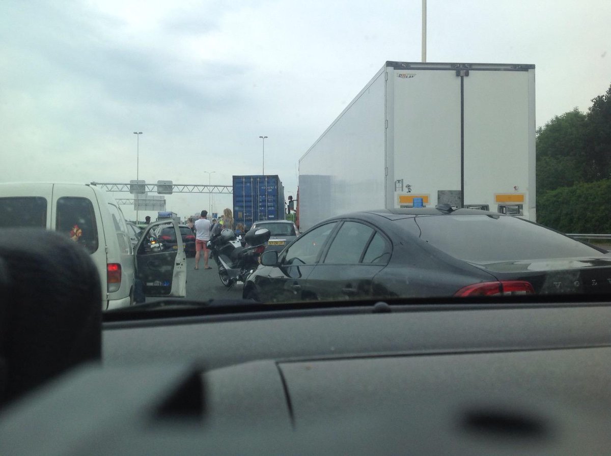 Insp_Ronvgent's tweet photo. Ongeval 4 personenauto's en Poolse vrachtwagen, hoofdbaan  knp, Hoevelaken richt, Utrecht dicht. Omleiding via de A1 http://t.co/Uar9Qx3DxT
