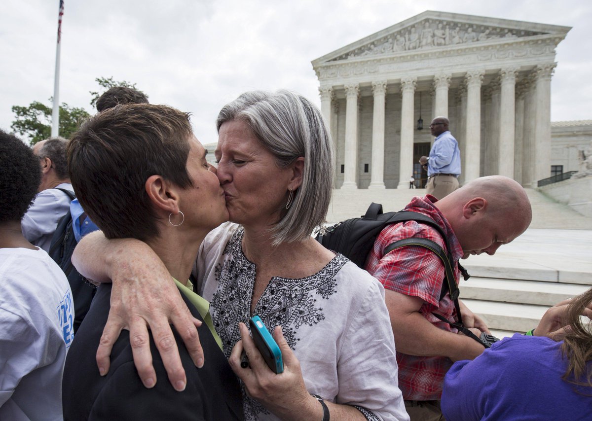 Milenio's tweet photo. Miles de personas celebran la legalización del matrimonio gay en Estados Unidos http://t.co/Mb8Ue43JQj http://t.co/eFJ01qkFZE